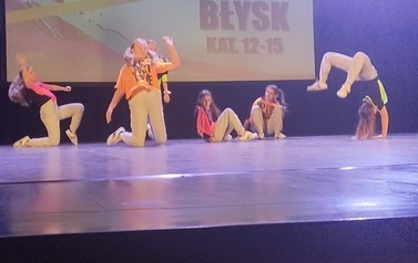 Zesp&oacute;ł Taneczny &bdquo;Błysk&rdquo; na przeglądzie w Jasielskim Domu Kultury 4