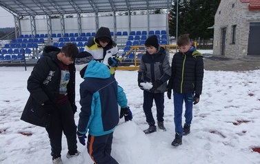 Spektakl teatralny pt. &bdquo;Zimowa opowieść&rdquo; oraz lepienie bałwanka ze śniegu  15