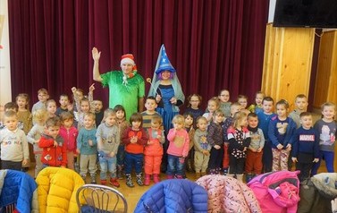 Spektakl teatralny pt. &bdquo;Zimowa opowieść&rdquo; oraz lepienie bałwanka ze śniegu  35