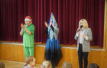 Spektakl teatralny pt. &bdquo;Zimowa opowieść&rdquo; oraz lepienie bałwanka ze śniegu  36