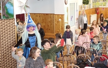 Spektakl teatralny pt. &bdquo;Zimowa opowieść&rdquo; oraz lepienie bałwanka ze śniegu  38