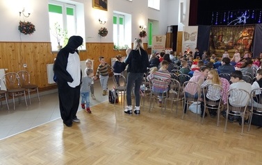 Spektakl teatralny pt. &bdquo;Zimowa opowieść&rdquo; oraz lepienie bałwanka ze śniegu  40