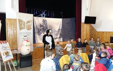 Spektakl teatralny pt. &bdquo;Zimowa opowieść&rdquo; oraz lepienie bałwanka ze śniegu  41