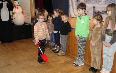 Spektakl teatralny pt. &bdquo;Zimowa opowieść&rdquo; oraz lepienie bałwanka ze śniegu  47