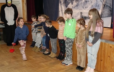 Spektakl teatralny pt. &bdquo;Zimowa opowieść&rdquo; oraz lepienie bałwanka ze śniegu  48
