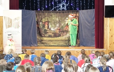 Spektakl teatralny pt. &bdquo;Zimowa opowieść&rdquo; oraz lepienie bałwanka ze śniegu  51