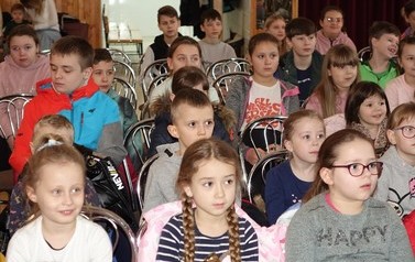 Spektakl teatralny pt. &bdquo;Zimowa opowieść&rdquo; oraz lepienie bałwanka ze śniegu  53