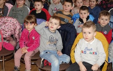 Spektakl teatralny pt. &bdquo;Zimowa opowieść&rdquo; oraz lepienie bałwanka ze śniegu  54