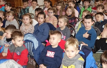 Spektakl teatralny pt. &bdquo;Zimowa opowieść&rdquo; oraz lepienie bałwanka ze śniegu  55