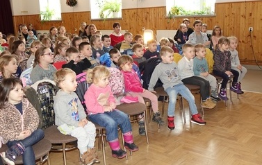 Spektakl teatralny pt. &bdquo;Zimowa opowieść&rdquo; oraz lepienie bałwanka ze śniegu  59