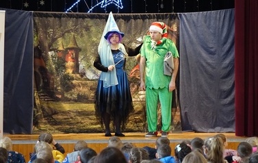 Spektakl teatralny pt. &bdquo;Zimowa opowieść&rdquo; oraz lepienie bałwanka ze śniegu  61