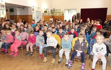 Spektakl teatralny pt. &bdquo;Zimowa opowieść&rdquo; oraz lepienie bałwanka ze śniegu  62
