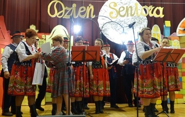 Występ "Chorkowian" w Niedźwiadzie 1