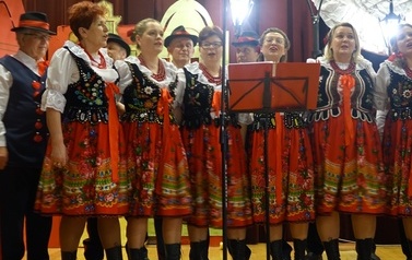 Występ "Chorkowian" w Niedźwiadzie 6