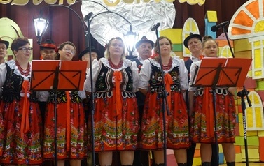 Występ "Chorkowian" w Niedźwiadzie 7