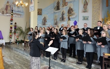 Koncertem pieśni pasyjnych ch&oacute;ru "Legato" w Żeglcach 15