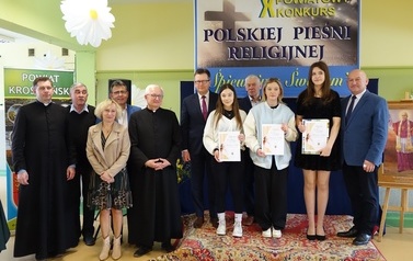 Laureaci X Powiatowego Konkursu Polskiej Pieśni Religijnej &bdquo;Śpiewajmy Świętym&rdquo;. 2
