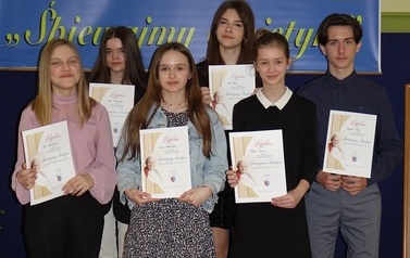 Laureaci X Powiatowego Konkursu Polskiej Pieśni Religijnej &bdquo;Śpiewajmy Świętym&rdquo;. 10