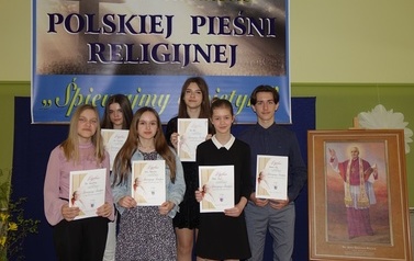 Laureaci X Powiatowego Konkursu Polskiej Pieśni Religijnej &bdquo;Śpiewajmy Świętym&rdquo;. 11