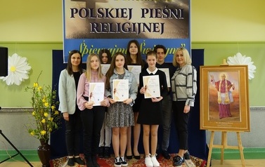 Laureaci X Powiatowego Konkursu Polskiej Pieśni Religijnej &bdquo;Śpiewajmy Świętym&rdquo;. 33