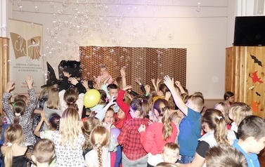 Na zdjęciu widzimy grupę dzieci bawiących się na Zabawie Karnawałowej w Centrum Kultury w Chork&oacute;wce 