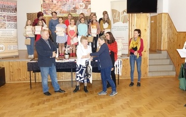 Na zdjęciu widzimy wręczanie nagr&oacute;d i dyplom&oacute;w laureatom przez dyrektora centrum kultury w konkursie rękodzielniczym w ramach projektu pn. Chorkowiecki Festiwal Rzemiosła