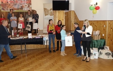 Na zdjęciu widzimy wręczanie nagr&oacute;d i dyplom&oacute;w laureatom przez dyrektora centrum kultury w konkursie rękodzielniczym w ramach projektu pn. Chorkowiecki Festiwal Rzemiosła