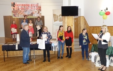 Na zdjęciu widzimy wręczanie nagr&oacute;d i dyplom&oacute;w laureatom przez dyrektora centrum kultury w konkursie rękodzielniczym w ramach projektu pn. Chorkowiecki Festiwal Rzemiosła