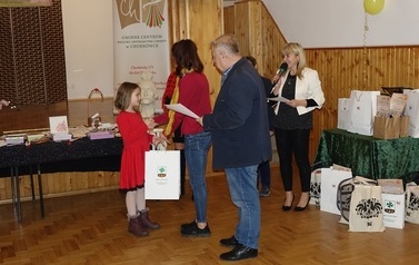 Na zdjęciu widzimy wręczanie nagr&oacute;d i dyplom&oacute;w laureatom przez dyrektora centrum kultury w konkursie rękodzielniczym w ramach projektu pn. Chorkowiecki Festiwal Rzemiosła