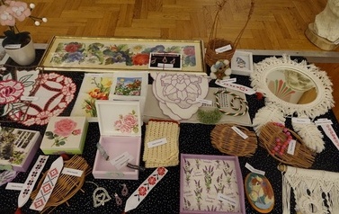 Na zdjęciu widzimy prace przygotowane przez uczestnik&oacute;w w ramach projektu pn. Chorkowiecki Festiwal Rzemiosła