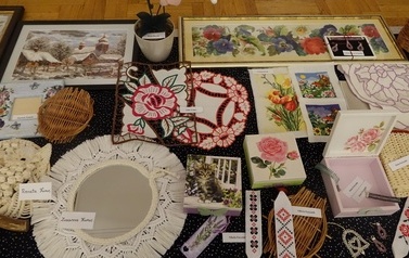 Na zdjęciu widzimy prace przygotowane przez uczestnik&oacute;w w ramach projektu pn. Chorkowiecki Festiwal Rzemiosła