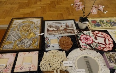 Na zdjęciu widzimy prace przygotowane przez uczestnik&oacute;w w ramach projektu pn. Chorkowiecki Festiwal Rzemiosła