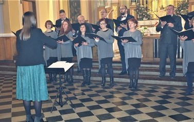 Na zdjęciu widzimy Koncert Ch&oacute;ru Legato w kościele w Jasionowie 