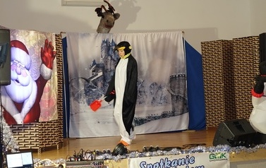 Na zdjęciu widzimy występ teatru na Spotkaniu z Mikołajem w Domu Ludowym w Zręcinie
