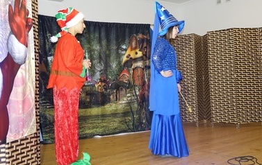 Na zdjęciu widzimy występ teatru na Spotkaniu z Mikołajem w Domu Ludowym w Zręcinie