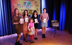 Na zdjęciu widzimy pięć dziewczynek, kt&oacute;re zdobyły wysokie miejsca na Powiatowym Przeglądzie Piosenki Obcojęzycznej w Dukli 1