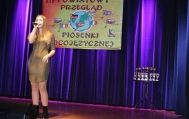 Na zdjęciu widzimy występ Oliwi Mendochy na Powiatowym Przeglądzie Piosenki Obcojęzycznej w Dukli
