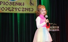 Na zdjęciu widzimy występ Martyny Kiełtyki na Powiatowym Przeglądzie Piosenki Obcojęzycznej w Dukli