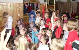 Na zdjęciu widzimy grupę dzieci bawiących się na Zabawie Karnawałowej w Centrum Kultury w Chork&oacute;wce 