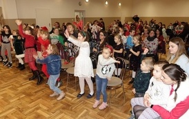 Na zdjęciu widzimy publiczność na Spotkaniu z Mikołajem w Domu Ludowym w Zręcinie