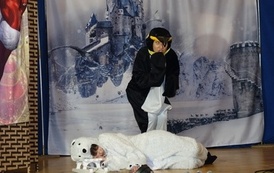 Na zdjęciu widzimy występ teatru na Spotkaniu z Mikołajem w Domu Ludowym w Zręcinie