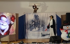 Na zdjęciu widzimy występ teatru na Spotkaniu z Mikołajem w Domu Ludowym w Zręcinie