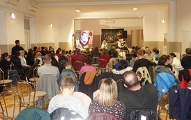 Na zdjęciu widzimy publiczność na Spotkaniu z Mikołajem w Domu Ludowym w Zręcinie