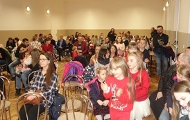 Na zdjęciu widzimy publiczność na Spotkaniu z Mikołajem w Domu Ludowym w Zręcinie