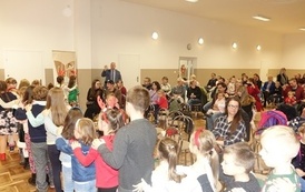 Na zdjęciu widzimy publiczność na Spotkaniu z Mikołajem w Domu Ludowym w Zręcinie